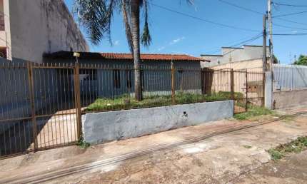 Casa à Venda na Vila Casoni com 4 quartos - Frente e Fundos