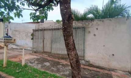 Casa à Venda com 3 quartos sendo 1 suíte na Região Leste