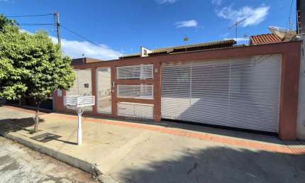 Casa à Venda na Região Norte - 4 Quartos, 2 Suítes em Londrina