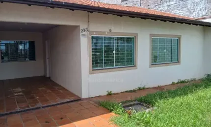 Casa para alugar e venda próxima ao Norte Shopping com 2 Suítes e 1 Dormitório.