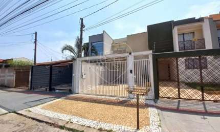 Casa à Venda na Zona Leste de Londrina com 3 Dormitórios 1 Suíte e Sacada
