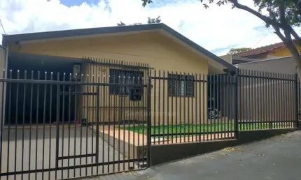 Casa com 3 dormitórios à venda no Parigot de Souza I em Londrina