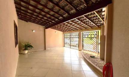 Casa à Venda com 3 Dormitórios e Piscina na Região Sul