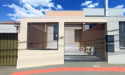 Casa à venda com 3 dormitórios sendo 1 suíte na região Norte de Londrina
