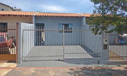 Casa geminada à venda com 2 dormitórios, região Norte de Londrina.
