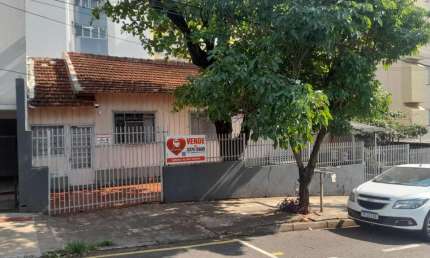 Casa à venda no centro  Com terreno de 254m² sendo 120m² privativos.