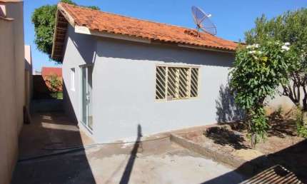 Casa para Alugar na Região Norte de Londrina, com 2 quartos no Jardim Maria Celina.