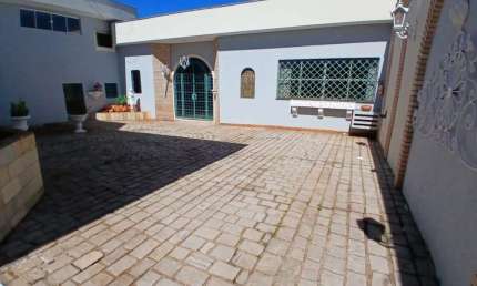 Casa com piscina e 1 quarto para alugar próximo ao Aeroporto de Londrina
