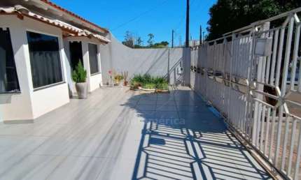 Casa à Venda com 3 quartos sendo 1 suíte, e quintal nos fundos com churrasqueira