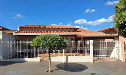 Casa para venda com 3 quartos no Jardim Jácomo Violin, Zona Norte de Londrina