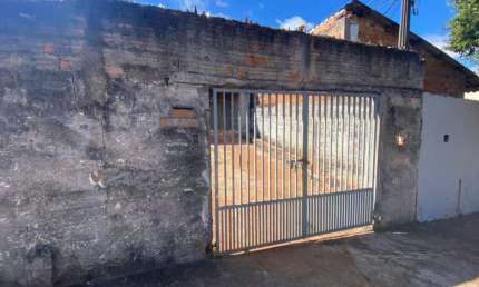 Casa para alugar com 3 dormitórios na região Norte de Londrina.