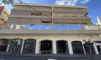 Amplo apartamento à venda no Edifício Princesa Izabel com 3 quartos sendo 1 suíte