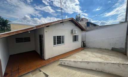 Casa Assobradada para Alugar na Beira do Lago| 3 Quartos, Ampla e Bem Localizada