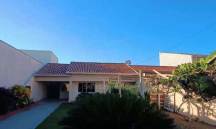 Casa para venda com 3 quartos e amplo quintal, próximo da Avenida Saul Elkind