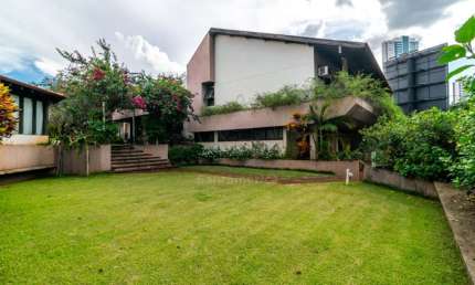 Residência de Alto Padrão à Locação com Vista para o Lago em Londrina com 4 Quartos e Piscina