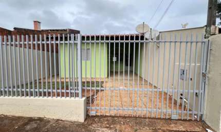 Casa para Alugar com 3 Quartos e Quintal na Região Leste