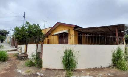 Casa Disponível para Locação na Rua Virgílio Perin Com 2 Quartos e Garagem