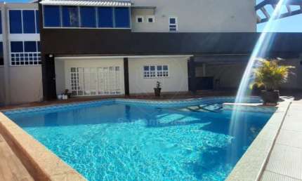 Casa Residencial de Alto Padrão com 4 suítes para Locação no Bairro Tucanos