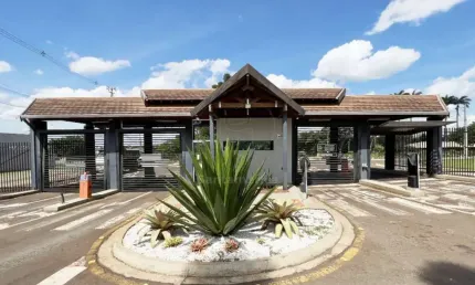 Casa à Venda no Condomínio Bella Vittá com 3 Suítes e Jacuzzi