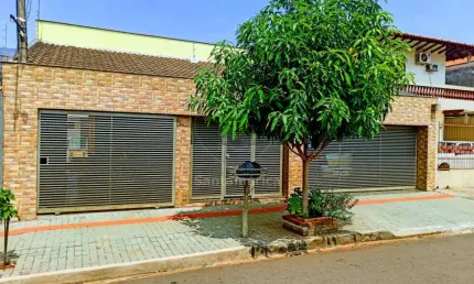 Casa Assobrada à venda no Jardim Pacaembu com 3 Quartos e Cozinha Planejada