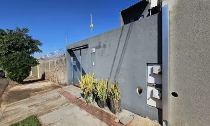Casa para alugar no jardim califórnia, região leste de londrina, com 2 quartos.