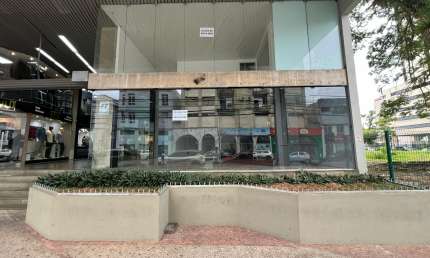 Ótima loja térrea, frente para a Rua Princesa Isabel, perto do terminal