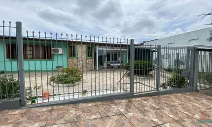 Casa com 3 quartos à venda no Santa Catarina, Caxias do Sul  por R$ 800.000