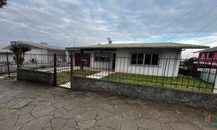 Casa com 3 quartos para alugar no Kayser, Caxias do Sul  por R$ 3.400
