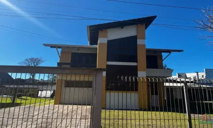 Casa com 3 quartos para alugar no Kayser, Caxias do Sul  por R$ 2.200
