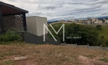 Terreno à venda 560m² Pequeno Declive - Condomínio Alphaville II - Urbanova