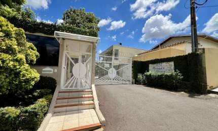 Casa Condomínio Fechado com ponto comercial - Centro Botucatu