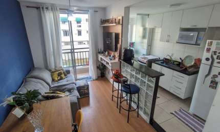 Condomínio com segurança 24 hs em Vista Alegre, varandinha, dois quartos , garagem , elevador.