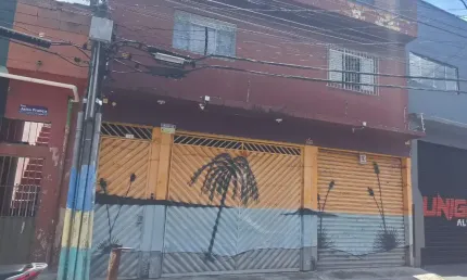 Imóvel com Duas Casas e Dois Salões Comerciais à venda