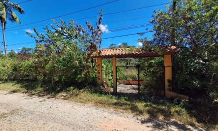 Casa com Varanda, Churrasqueira e Terreno Amplo à Venda em Suzano