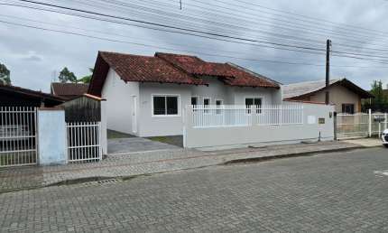 Vendo excelente residência bairro Espinheiros em Joinville.