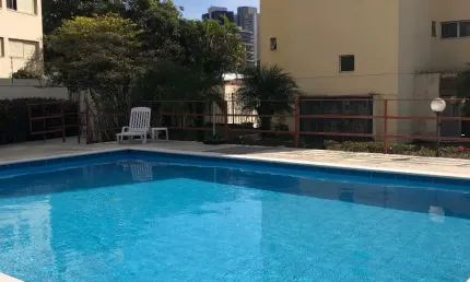 Aluga-se apartamento com varanda 70m2 perto metrô brooklin - rua tranquila  perto de ótimo comércio local
