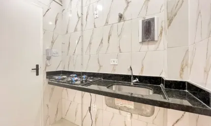 Sala living dividida quarto/sala, reformada, garagem, elevador, ponta da praia