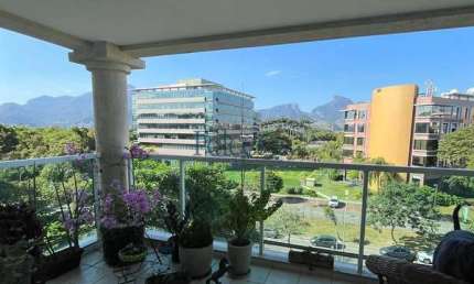 Vendo Apartamento 4  Qts sendo 2 suítes  2 Varandas  Sol da manhã vista Pedra da Gávea.   Le Parc Residential Resort