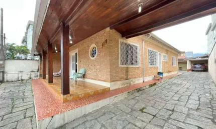 Casa com 03 dormitórios na região central em Ubatuba.