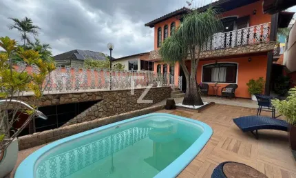 Aconchegante e espaçosa casa de 4q (3 suítes) - condomínio com infraestrutura