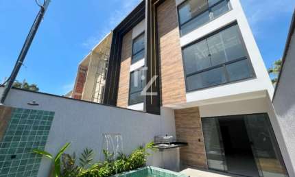 Triplex com 3 Suítes, suíte Master com 50m2, Condomínio Fechado em Localização Privilegiada