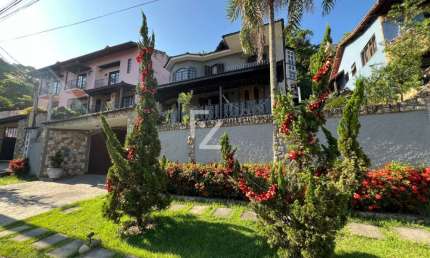 Um CASTELO no perímetro urbano - 5 quartos, 3 salas e suíte máster do tamanho de um apartamento