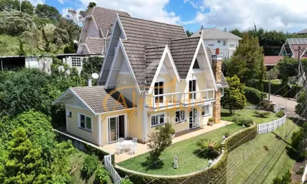 Sunset Boulevard: Casa em condomínio com vista panorâmica e muito sol