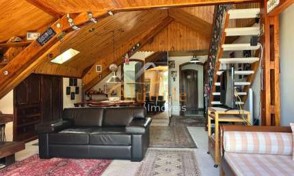Loft clássico com ambiente amplo e integração com a natureza