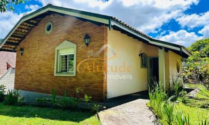 Casa térrea envolta pela natureza numa localização excepcional