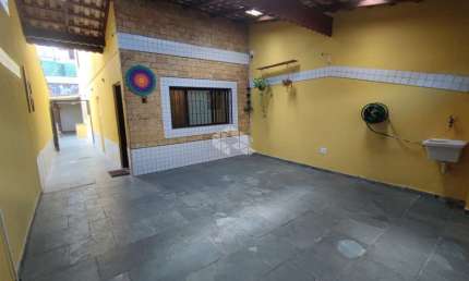 sobrado geminado a venda na praia grande, bairro maracanã, 2 suites e 2 vagas vista mar