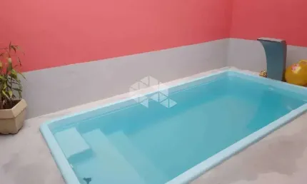 Casa geminada a  venda na praia grande, bairro caiçara, com 2 quartos, 1 suite e 2 vagas