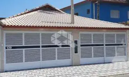 Casa geminada a venda na praia grande, bairro maracanã, com 2 quartos, 1 suite e 2 vagas