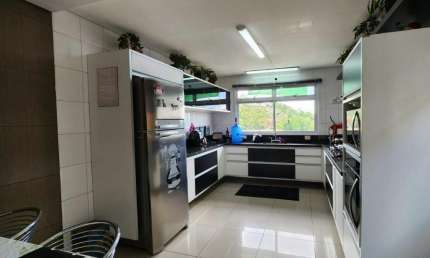 Casa de Luxo em Condomínio Fechado à venda com 244m², 2 quartos e 3 vagas de garagem