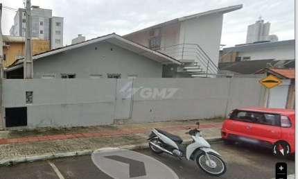 Kitnet para locação anual semi mobiliada nas  Nações em Balneário Camboriú